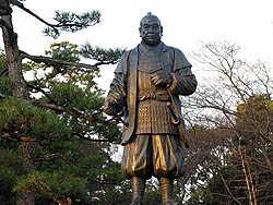 徳川家康の像。