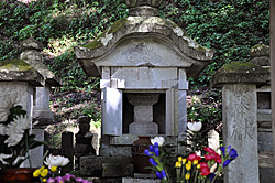 朝倉義景の墓石