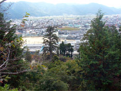 �S�R��̓쑤�Ζʂɂ���W�]�䂩���{�ِՂ������낷