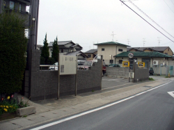 マンション前に設置されている今里城案内板