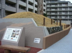 開田城の土塁の一部が残っています。
