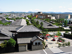 松阪城二の丸から御城番屋敷を見下ろす。