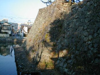 津城の石垣と犬走り。