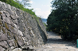 上野城本丸との段差