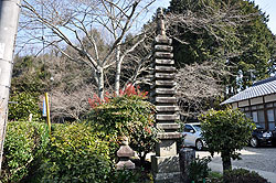 東狭川公民館の十三重石塔