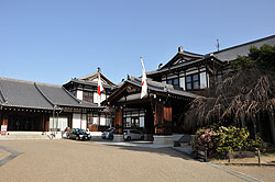 奈良ホテルが建つ丘陵が城跡です。