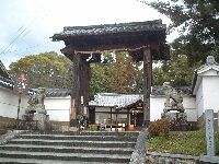 小泉神社にある小泉城移築門