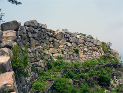鬼ノ城の見所の一つ、屏風折れの石垣