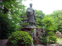 顕証寺境内に立つ蓮如上人