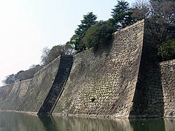 大阪城といえば高石垣と水堀でしょう