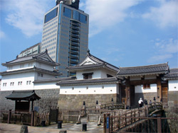 高く聳える県庁ビルと東御門