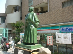 京急「立会川」駅そばに立つ坂本龍馬