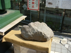 坂本龍馬の脇には台場で使われた石？