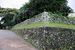 服部屋敷前の石垣