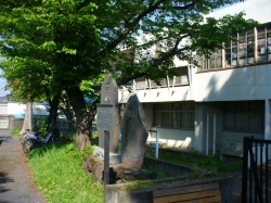 図書館脇には平山季重居館跡碑があります。