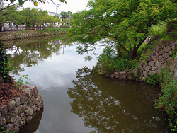 水を湛える鳥取城の堀